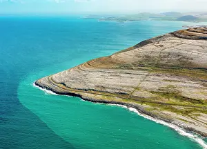 Eire: Rocky coast of Black Head, in the north of Doolin