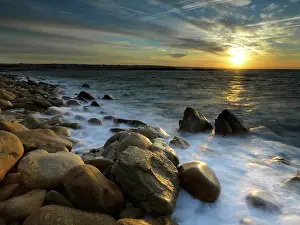 Blur: Rocky coast, surf, at sunrise, D&, x9c21;rtement