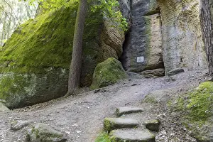 Path: Rocky landscape at the Diebskeller or Gotzinger Cave at the Kleiner Barenstein