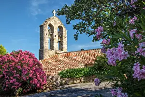 Vaucluse: Romanesque church in town of Suzette, Provence