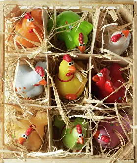 Made: Roosters made of ceramic in a wooden box with straw