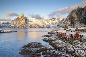 Home: Rorbuer fishing huts in front of snow-covered mountains in winter
