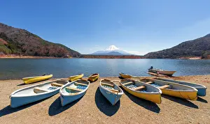Rowing: Rowing boats on the shore, view over a lake to the