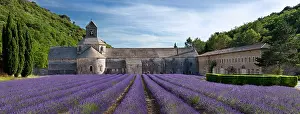 Turret: Rows of lavender lead to Abbaye de Senanque