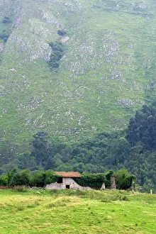 Frazier: Ruins of a stone farmhouse in rural Cantabria