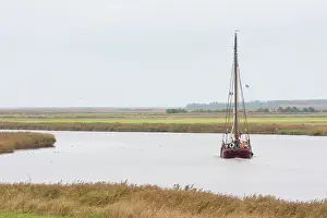 Lauwersmeer: Sailing boat sailing through a stream