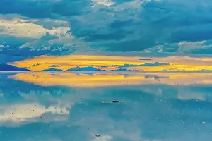 Bolivia: Salar de Uyuni, Bolivia. Wide angle landscape view of sun