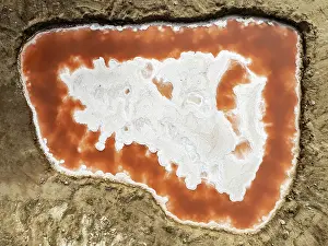 Thomas Dressler: Saline pond with ruddy algae growth and white salt deposits at the Skeleton Coast