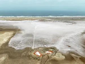 Thomas Dressler: Saline ponds with ruddy algae growth and white salt deposits at the Atlantic Coast
