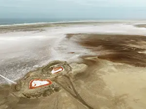 Thomas Dressler: Saline ponds with ruddy algae growth and white salt deposits at the Atlantic Coast