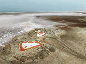 Thomas Dressler: Saline ponds with ruddy algae growth and white salt deposits at the Atlantic Coast