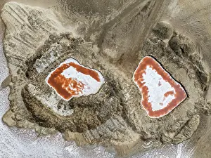 Thomas Dressler: Saline ponds with ruddy algae growth and white salt deposits at the Skeleton Coast