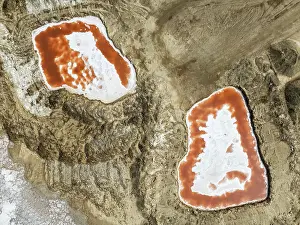 Thomas Dressler: Saline ponds with ruddy algae growth and white salt deposits at the Skeleton Coast