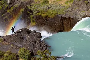 Salto: Salto Grande - hiker stands over a rainbow created