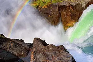 Salto: Salto Grande - rainbow created by the spray at