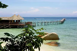 Tioman: Sand beach, a bar and a jetty of the small Bagus