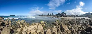 281019: Sandy beach beach of Mount Manganui with island