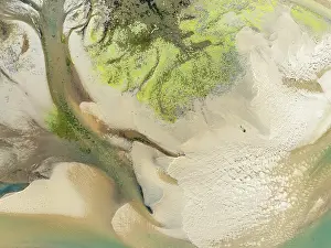 Tide: Sandy deposits, channels and streams at low tide