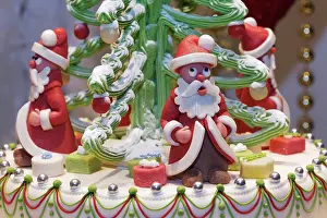 Made: Santa Claus figures made of marzipan, decoration