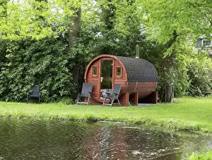 Ideal: Sauna barrel with adjacent pond, ideal for alter
