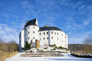 Defence: Scharfenstein Castle is a Spornburg on an elongated s