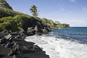 Ausblick: Schwarzer Strand im Waianapanapa State Park an der