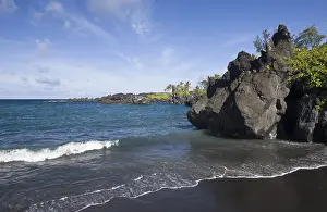 Ausblick: Schwarzer Strand im Waianapanapa State Park an der