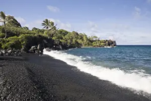 Ausblick: Schwarzer Strand im Waianapanapa State Park an der