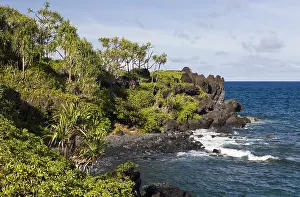 Ausblick: Schwarzer Strand im Waianapanapa State Park an der