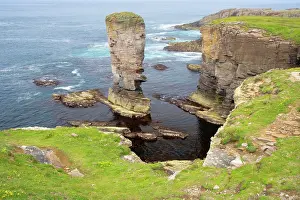 Yesnaby: Sea stack Yesnaby Castle and cliffs
