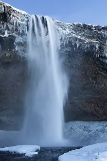 Rangarthing: Seljalandfoss Waterfall (66m high) in winter