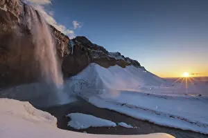 Rangarthing: Seljalandfoss Waterfall (66m high) in winter