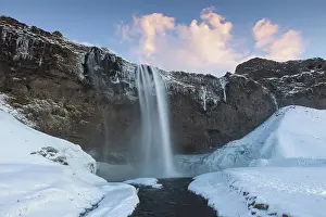 Rangarthing: Seljalandfoss Waterfall (66m high) in winter
