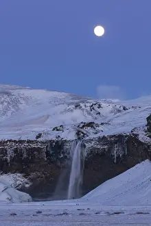 Rangarthing: Seljalandfoss Waterfall (66m high) in winter