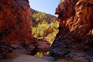 Towering: Serpentine Gorge - towering red cliffs at the entrance