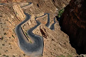 Moroccan: Serpentine road R704 near Timzzillite in the upper