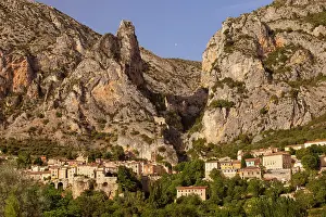 Verdon: Setting sunlight over Moustier-Sainte-Marie