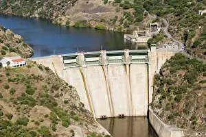 Hydroelectric: Shared hydroelectric dam at Barca de Alva on Rio