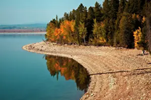 Jackson: Shoreline and autumn colors on Lake Jackson