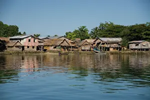 Solomon: Shoreline houses at Busu village on Alite Island