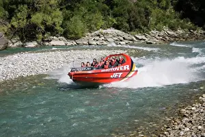 Queenstown: Shotover jet boat skimming through Shotover canyon