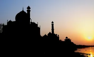 Uttar: Silhouette of The Taj Mahal at sunset, Agra