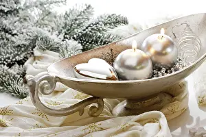 Candle: Silver bowl with round candles and Christmas decoration
