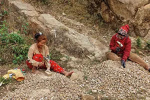 Paysage: Singalila, Jamuna village, women breaking stones