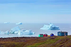 Sisimut: Sisimiut colourful houses with icebergs