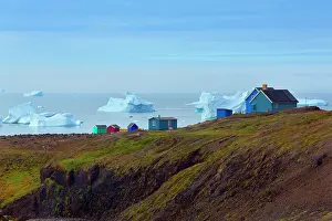 Sisimut: Sisimiut colourful houses with icebergs