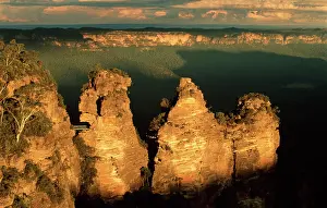 Katoomba: The Three Sisters from Echo Point, Katoomba. Blue