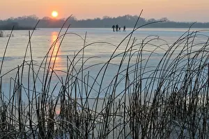 Skating: Skaters on the ice of the Ankeveense Plassen
