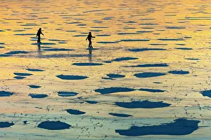 310820: Skating on the ice of the Dummer in winter at sunset