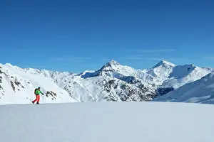Graubnden: Ski tourer in Val Laver, mountain range with Stammerspitz